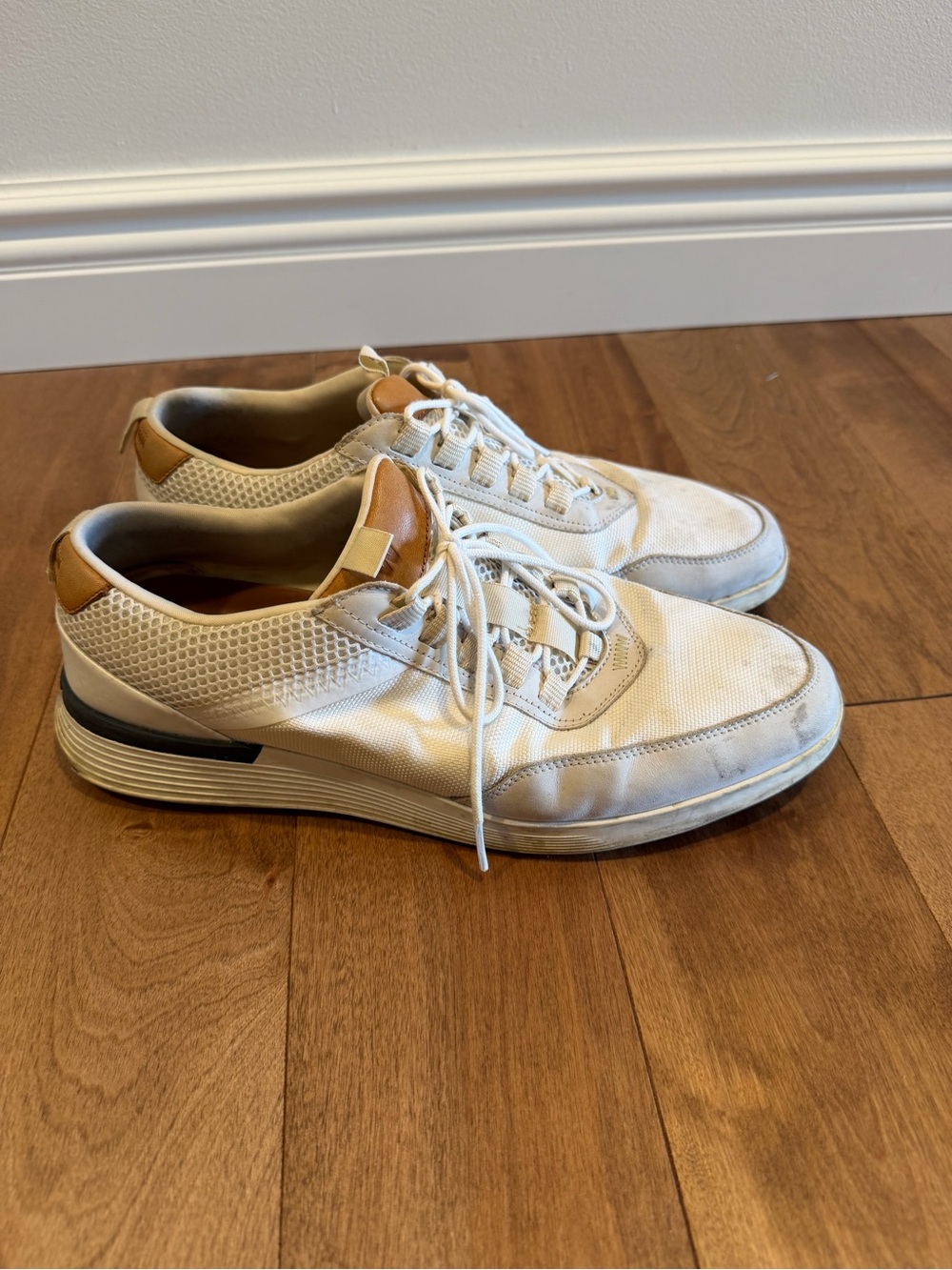Men's White Sneakers with Tan Accent Details - Casual Lace-Up